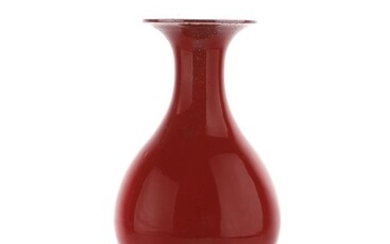 Chine 19e siècle Vase en porcelaine de forme “poire” dite yuhuchunping à couverte sang de...