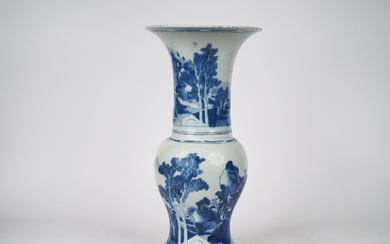 Chine, deuxième moitié XVIIe siècle, Vase yenyen en porcelaine bleu blanc à décor d’un paysage...