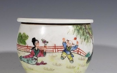 Chinese Famille Rose Porcelain Cricket Jar,Mark