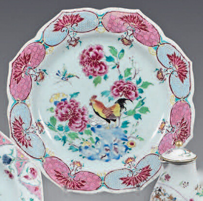 Chinese porcelain dish. Qianlong, 18th century. Ribbed shape, polychrome decoration in the center of a rooster, flowered rocks and insect in flight, the wing and the fall of a large frieze of flowered mantling, gold thread on the edge, chips, small...