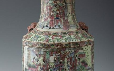 Chinese vase, Qing dynasty, Qianlong period. End of the 18th century. Hand painted glazed porcelain.