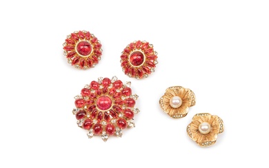 Christian Dior - Accessori Lot of two pairs of earrings and brooch Lot of a pair of earrings and a brooch in metal gilt tone with red and white rhinestones, and a pair of flower shaped earrings with fancy pearls (very slight defects)
