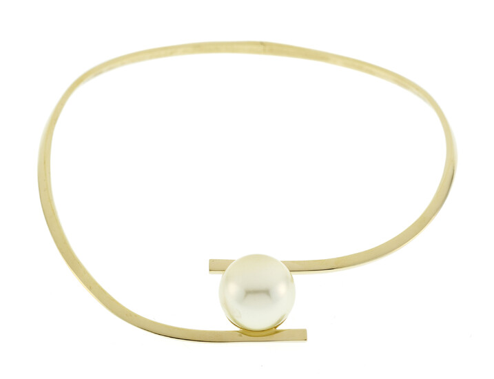 Christian Dior, collier rigide tour du cou en métal doré retenant une simili-perle, pochette, diam. 12 cm