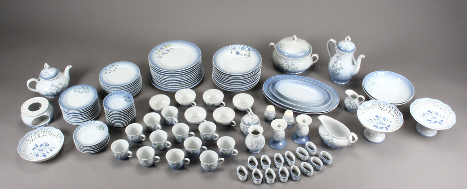 Christineholm. Spise- og kaffestel af porcelæn (117)