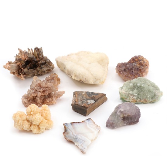 Collection of unpolished crystal clusters comprising quartz, calcite, fluorite, amethyst, tigereye agate and more. Weight app. 152–1965 gr. L. 9.5–20 cm. (9)