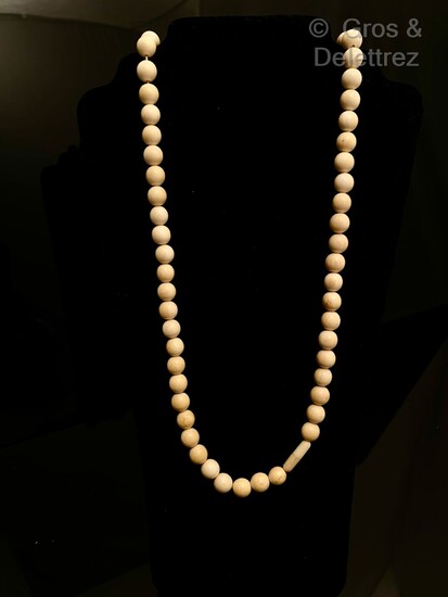 Collier composé d’un rang de perles d’os.... - Lot 231 - Gros & Delettrez
