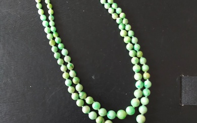 Collier double rang de perles de jade pouvant former sautoir, retenant un pendentif de forme...