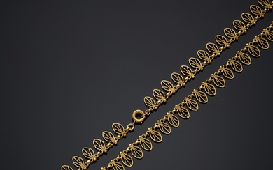 Collier en or jaune 18K 750‰, collerette à motifs ovoïdes filigranés, fermoir anneau ressort. Longueur...