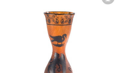 DAUM NANCY Série dite Mythologie Vase diabolo reprenant une forme antique. Épreuve en verre multicouche...