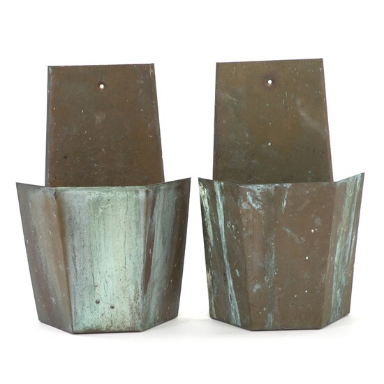 Danish design: A pair of outdoor wall lamps of patinated copper. Manufactured by Lyfa. H. 35 cm. W. 22 cm. (2)