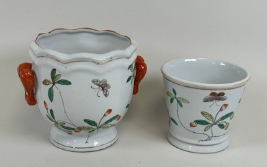 Deux cache-pots en porcelaine blanche à décor polychrome de fleurs et papillons. Marques au revers....