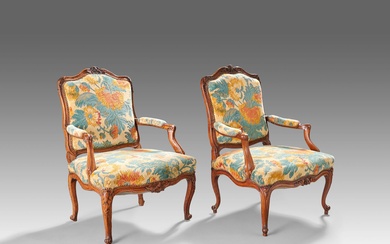 Deux fauteuils à la Reine pouvant former paire. Bois naturel mouluré et sculpté. Dossier mouvementé...