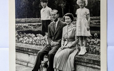 Document - Elizabeth II & Prince Philip - Portrait de la famille royale signé par Elisabeth II et le Prince Philip - 1957