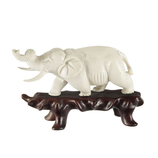 Éléphant, sculpture en ivoire, probablement Vietnam, début du XXe s., l. 17 cm