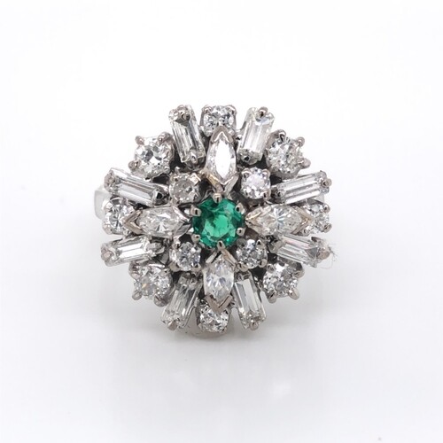 Emerald and diamond ring in 18k white gold mount. Central ro...