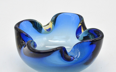 FLAVIO POLI. MURANO GLASS BOWL, BLUE-YELLOW-TRANSPARENT, AROUND 1960S.