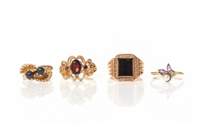 FOUR VINTAGE GOLD RINGS, 14g