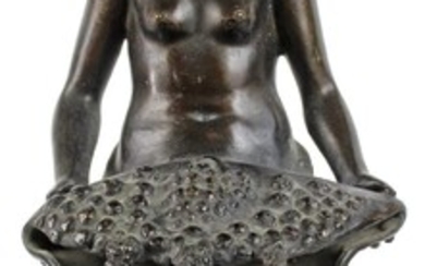 Figura femminile con cesta di frutta, scultura in bronzo, altezza cm. 39, XX secolo.