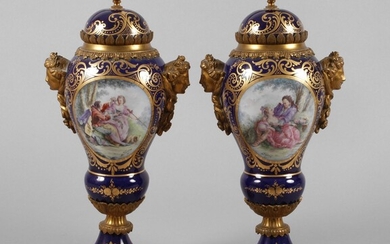 France Paire de cassolettes à décor de bronzedans le style de Sèvres, 19e s, marques...