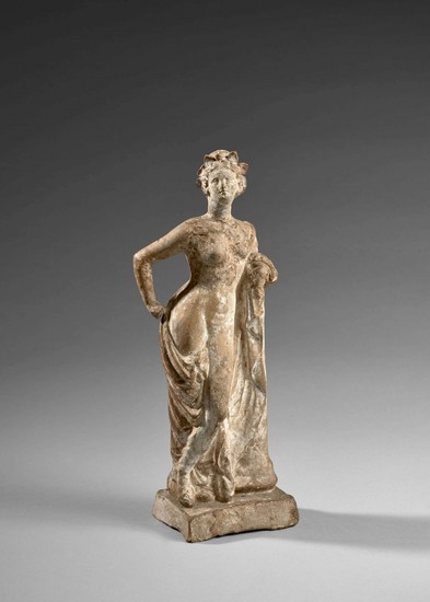 GRÈCE, PROBABLEMENT ATELIER DE TANAGRA, 4e - 3e SIECLE AV. J.C. Statuette féminine en terre cuite