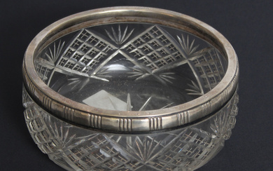 Glass bowl with silver finish Silver, glass. 9x20 cm