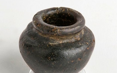 Glass paste ointment vase. Egyptian-Phoenician ep. Diameter :...