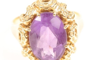 Gold ring (750) chased with rocaille decoration set with an amethyst, T: 58. Gross weight : 6.8 gr