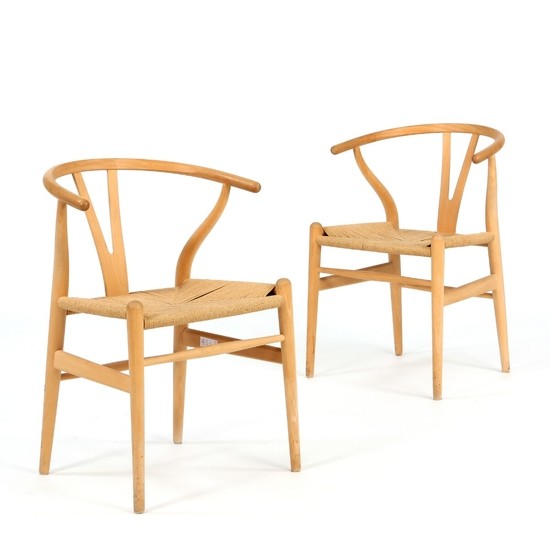 Hans J. Wegner: “Y-Chair/The Wishbone Chair”. A pair of armchairs with beech frame. Seats stretched with woven papercord. (2)