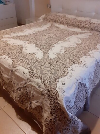 Hard to find hand-embroidered bedspread with PIZZO DI CANTU '- 235 x 255 cm - Linen - 1950