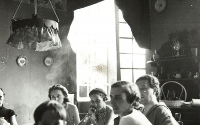 Henriette Theodora Markovitch, dite Dora MAAR 1907 - 1997 Repas en intérieur chez Lise Deharme avec André Breton, Paul Éluard, Tristan et Lise Deharme - Château de Montfleury, Montfort-en-Chalosse, c. 1936-1937