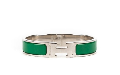 Hermès: A "Clic H" bangle set with green enamel, mounted in palladium plated metal. W. app. 11.5 mm. Diam. app. 5.5 cm. – Bruun Rasmussen Auctioneers of Fine Art