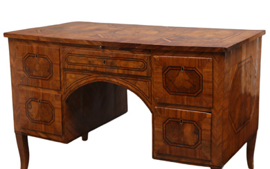 Italian desk in walnut and walnut root with fine wood marquetry, from the second half of the 18th century.