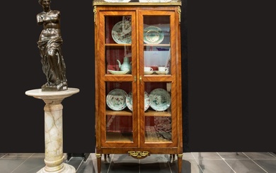 Klein antiek Frans neoclassicistisch vitrinemeubel in rozenhout met bronsbeslag en met twee...
