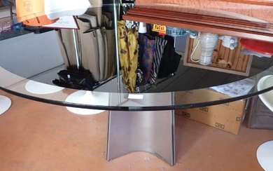 LUIGI SACCARDO (XXème), table à plateau circulaire en verre partiellement peint en noir, piètement en...