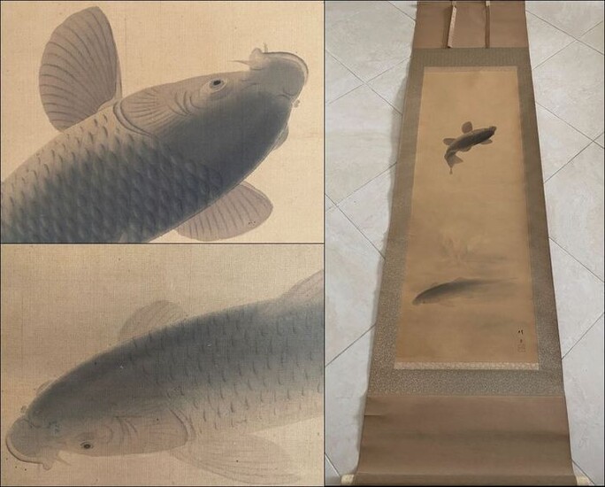 Large beautiful antique scroll painting - 'Two Carps' - - Handpainted on silk - Signed and sealed 'Setsuki' 晴月 - Japan - ca 1900 (Meiji period)