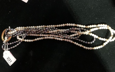 Lot comprenant : un collier de petites perles grises, un collier de petites perles de...