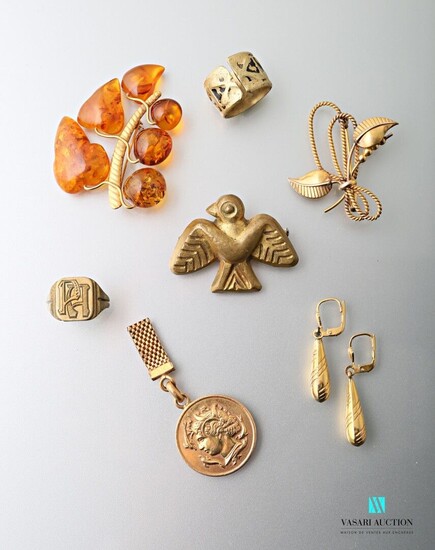 Lot en métal doré comprenant une broche feuillage,... - Lot 231 - Vasari Auction