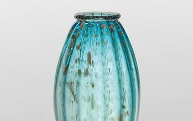 MURANO, anni '30. Un vaso in vetro azzurro