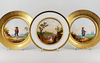 Manifatture diverse, secolo XIX. Lotto composto da un piatto in porcellana dipinto in policromia nel cavetto con scena di festa…