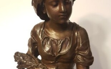 Mathurin Moreau (1822-1912) - Sculpture, girl with chicken and pigeons - 62 cm - Bronze (patinated) - Second half 19th century