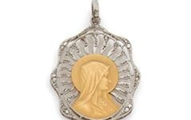 Médaille en or 18K (750) et platine (850), ornée du profil de la ViergeMarie, dans...