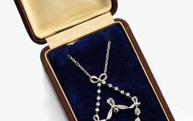NECKLACE in platinum with a floral pattern and ribbons in diamonds and grey pearl (not tested). Original case. Gross weight : 11.6 gr. Dim. pendant : 55 x 35 mm. Length : 42 cm. A pearl, diamonds white gold necklace