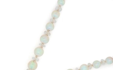 Necklace composed of a row of falling opal beads alternating with crystal ferrules. It retains a pendant composed of a pear-shaped opal on yellow gold pendant. Invisible ratchet clasp with white gold safety chain. Longueur : 46 cm. P. Brut : 16.5 g.