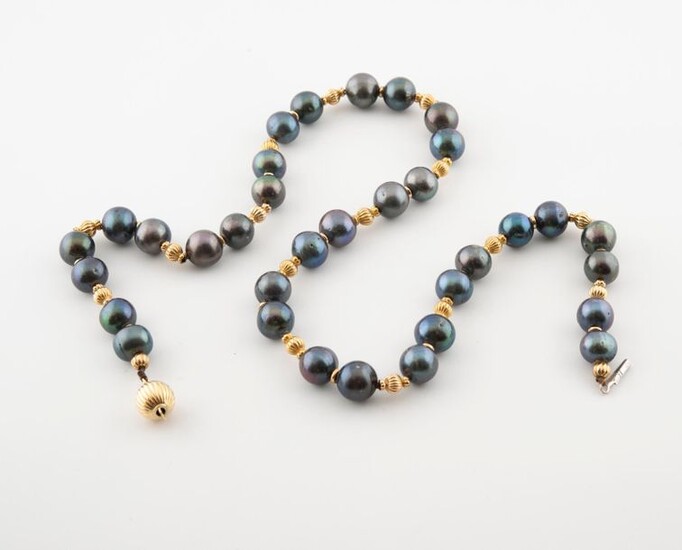 Necklace made of an alternation of two black cultured pearls...