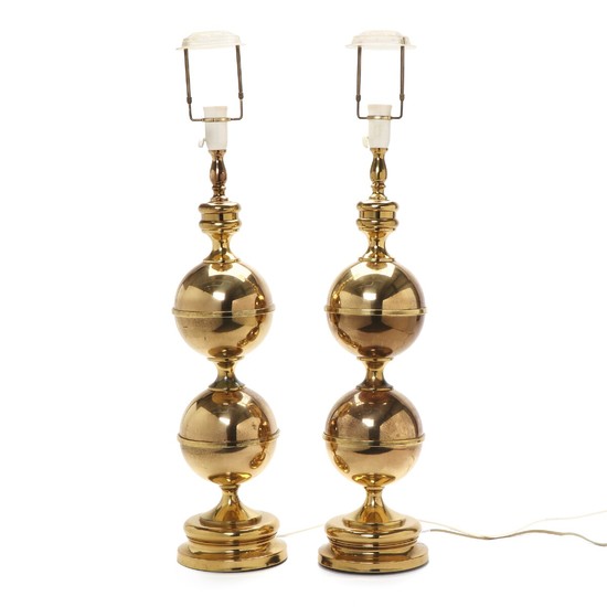 Norwegian design: A pair of brass table lamps. Manufactured by MS Belysning. H. incl. fitting 85 cm. (2)