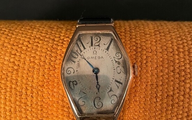 OMEGA PETROGRAD VERS 1926. Rare montre bracelet... - Lot 31 - Osenat