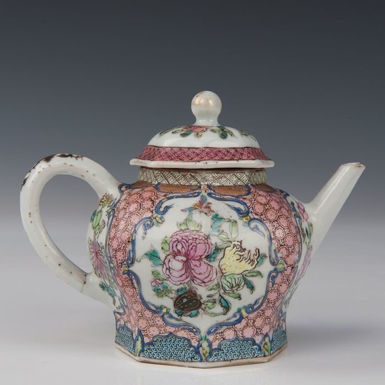 Octagonal teapot (1) - Famille rose - Porcelain - Flowers with butterflies in panels - China - Yongzheng (1723-1735)