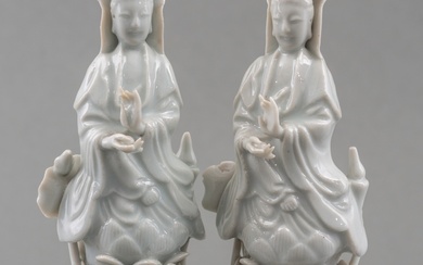 Paar Chinees porseleinen blanc de Chine beeldjes: Guanyin op...
