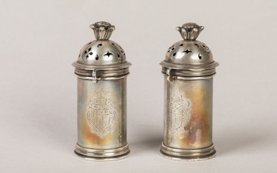 Paire de BOÎTES à épices en argent de forme cylindriques à décor d'armoiries surmontées d'un...