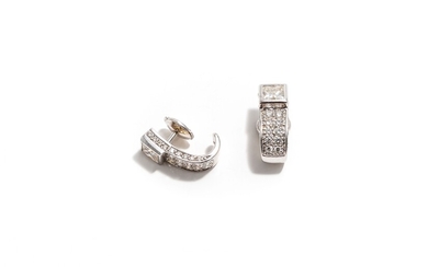 Paire de boucles d'oreilles en or blanc 18K (750 millièmes) sertie de diamants taille princesse...